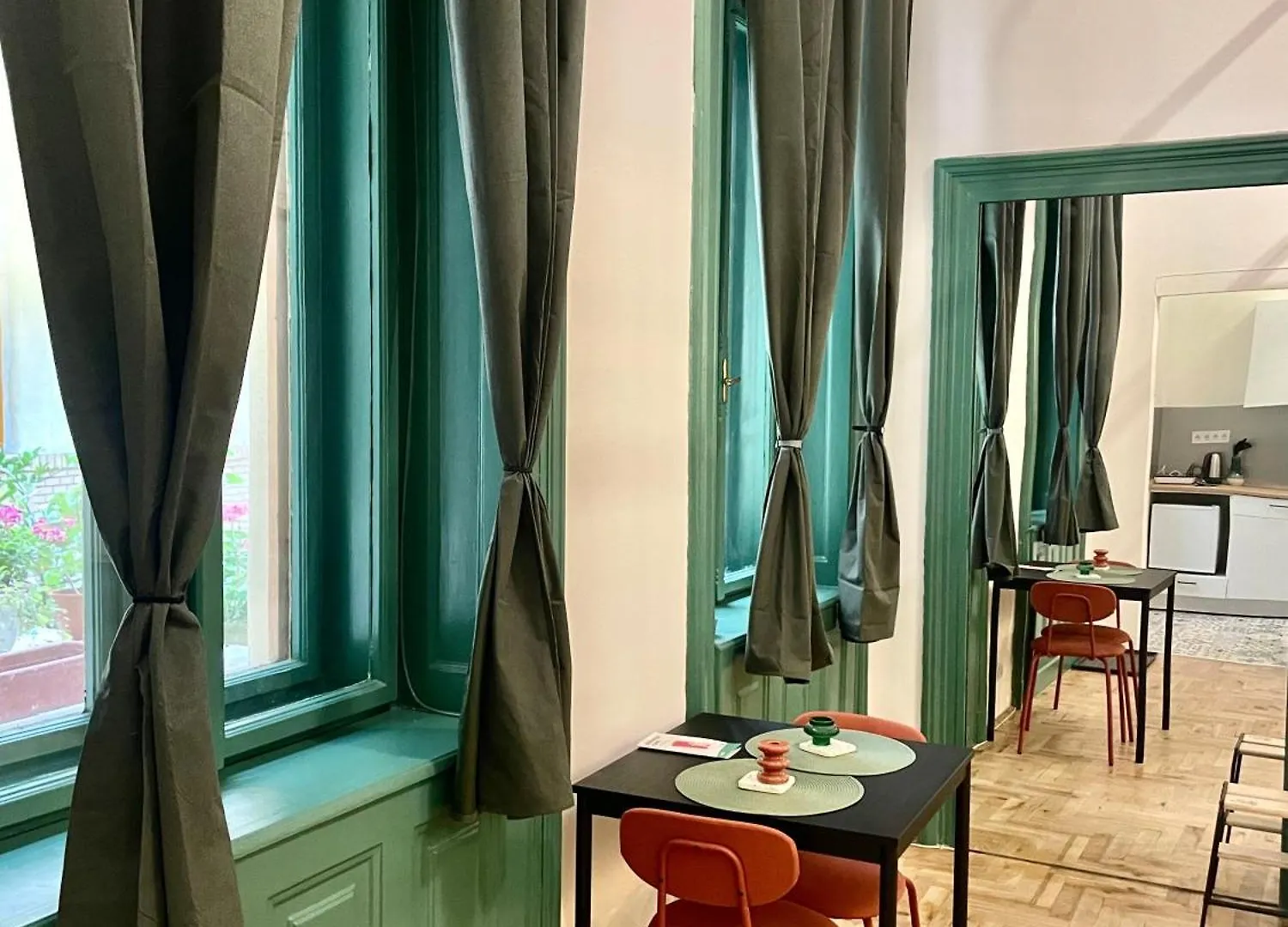Green Mirror Apartment Budapest
